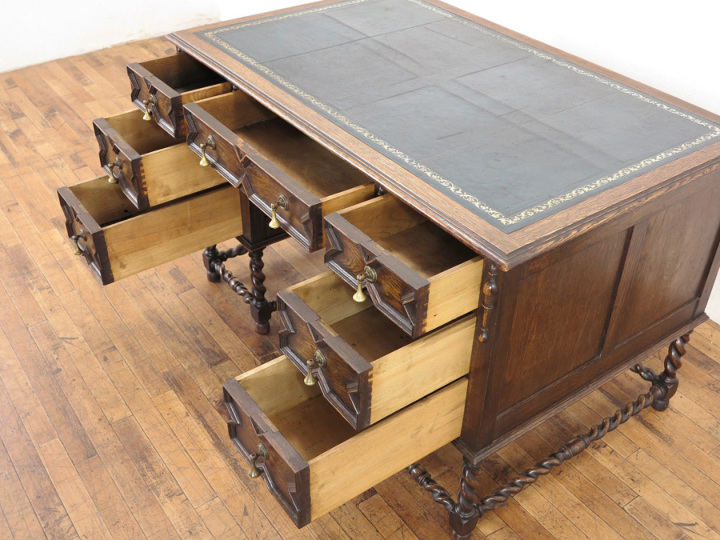 ブルー系のレザーが印象的なツイストレッグデスク 54773 アンティーク