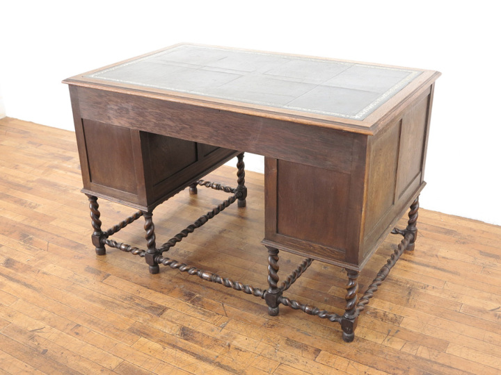 ブルー系のレザーが印象的なツイストレッグデスク 54773 アンティーク