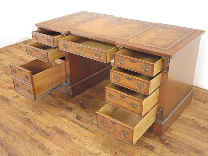 ウォールナットの化粧張りが美しい英国デスク 55010