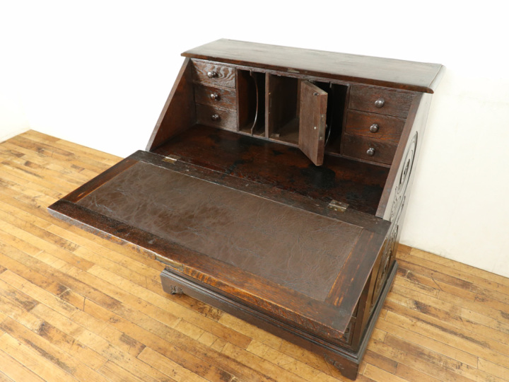 側面や足先にまで彫刻が入った、1880年頃イギリス ライティング