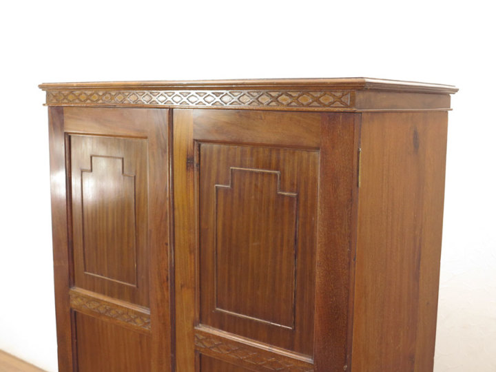 マホガニー材使用 英国ワードローブ 56339 アンティーク家具 ウェブ