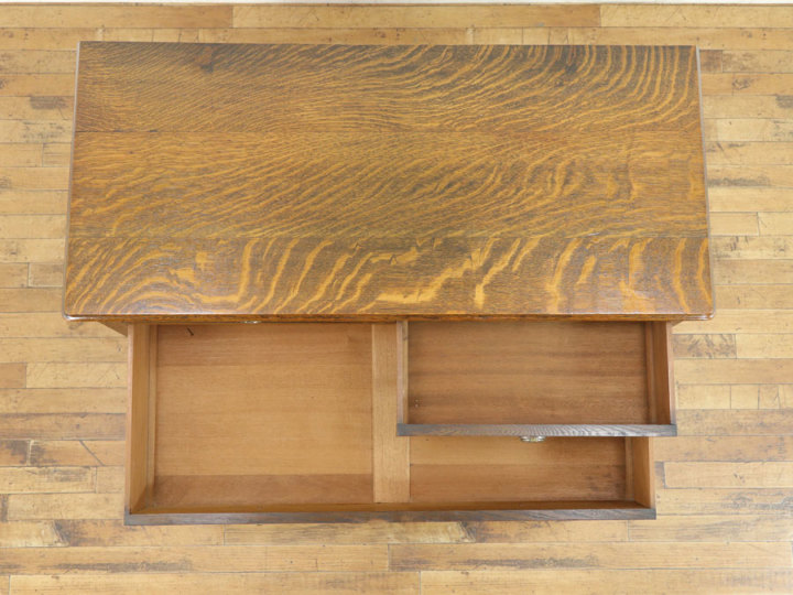 少し横長なサイズが嬉しい 英国チェスト 57098 アンティーク家具