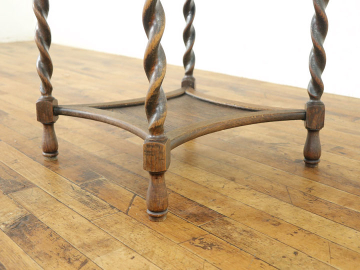 珍しい天板のツイストレッグサイドテーブル 57478 アンティーク家具