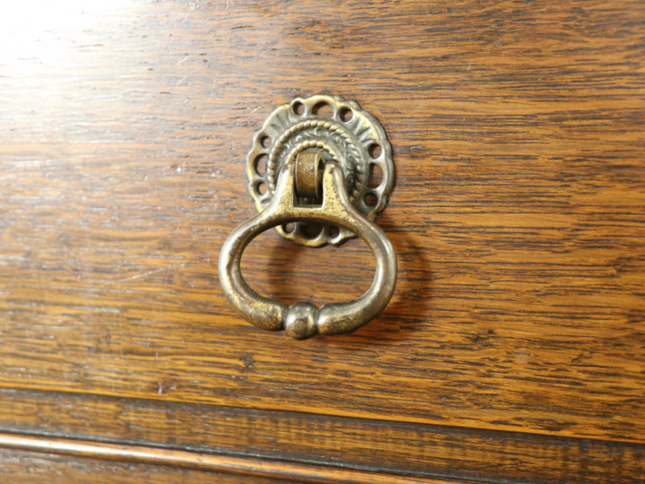 リボンのような彫刻が可愛い 英国チェスト 57767b アンティーク