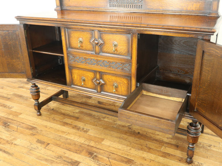 お城みたいなデザイン イギリスアンティークサイドボード 57868