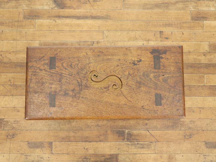 秘密の記号が彫られたミニテーブル 58056 アンティーク家具 ウェブ