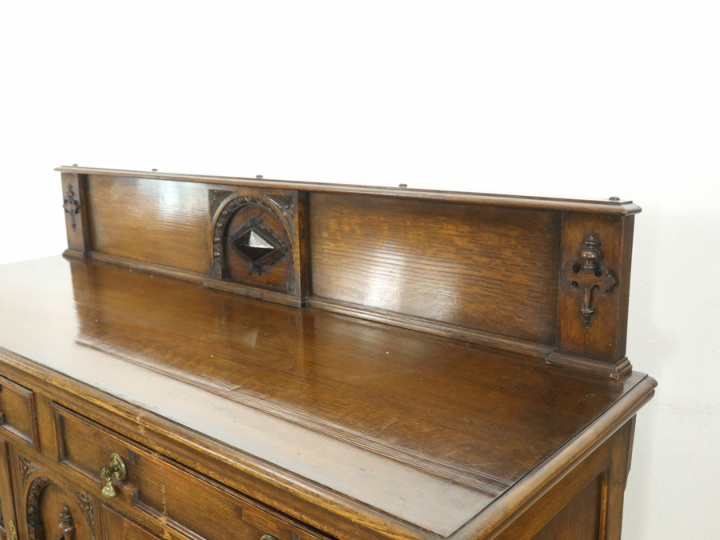 ゴシックを感じる 大きめサイズの英国サイドボード 58088