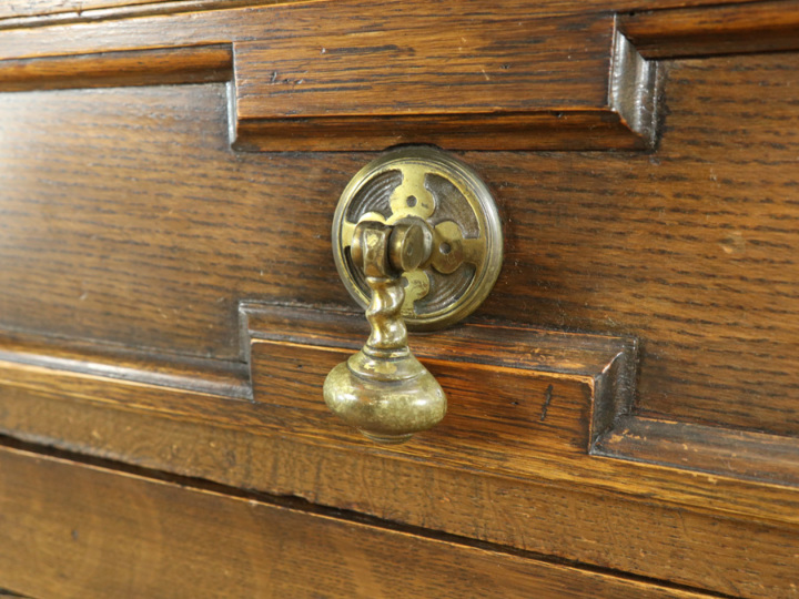 ゴシックを感じる 大きめサイズの英国サイドボード 58088