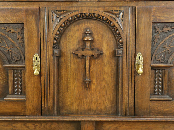 ゴシックを感じる 大きめサイズの英国サイドボード 58088 アンティーク