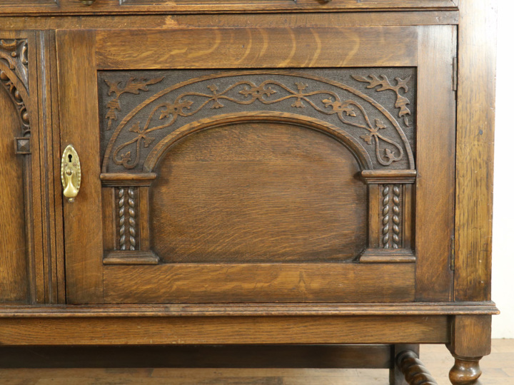 ★昭和レトロ★高級サイドボード★アンティーク★ ゴシックを感じる 大きめサイズの英国サイドボード 58088