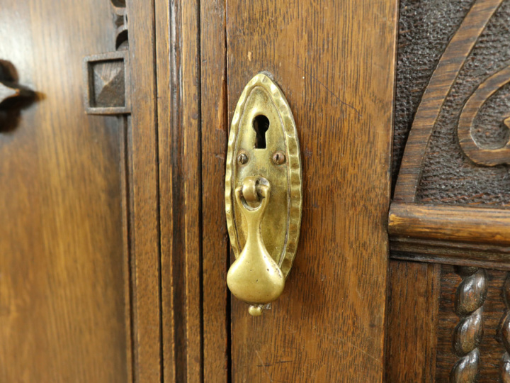 ゴシックを感じる 大きめサイズの英国サイドボード 58088 アンティーク