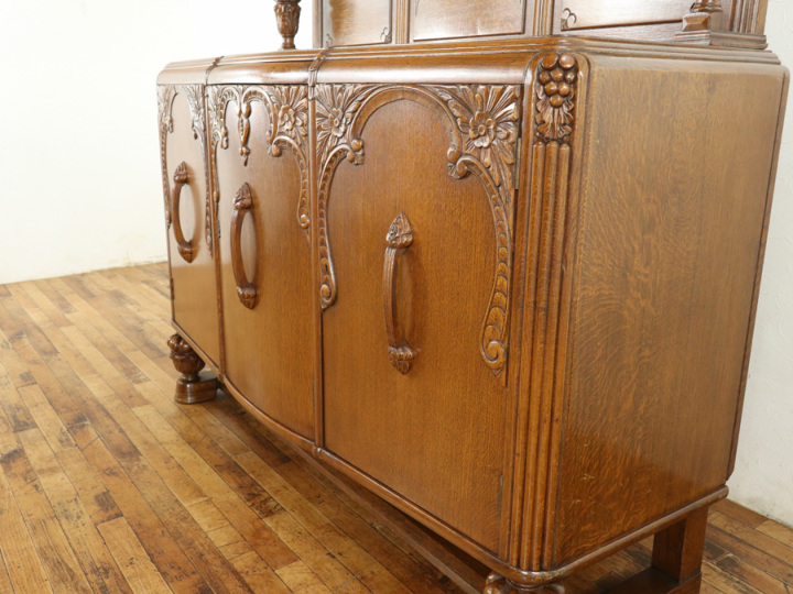 イギリスアンティーク家具 流麗で重厚な絶妙なバランス サイドボード