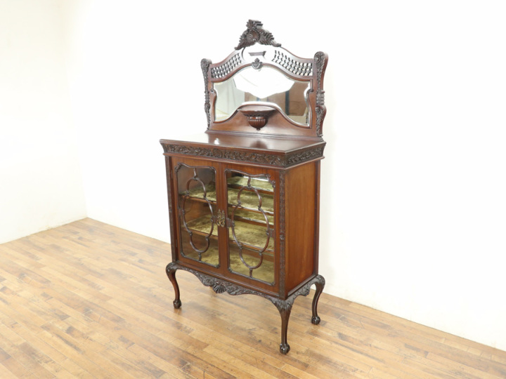 小型化されたパーラーキャビネットのようなミュージックキャビネット