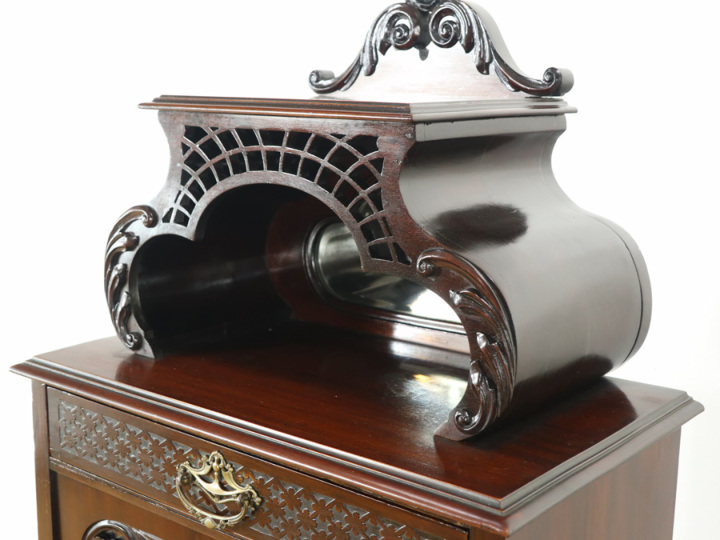 コンパクトながらも堂々たる佇まいのミュージックキャビネット 58165