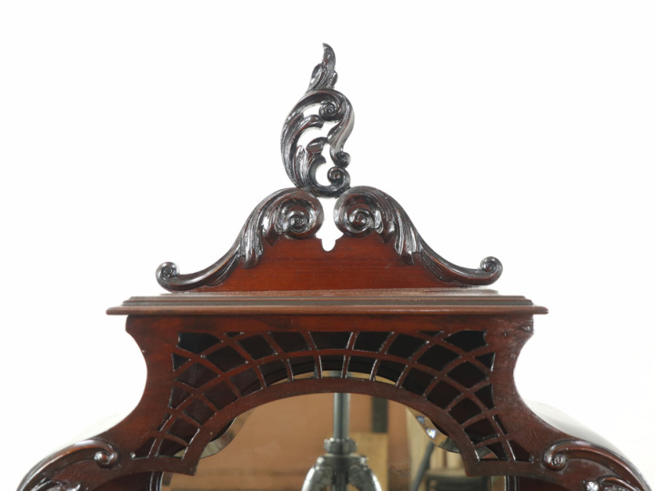 コンパクトながらも堂々たる佇まいのミュージックキャビネット 58165