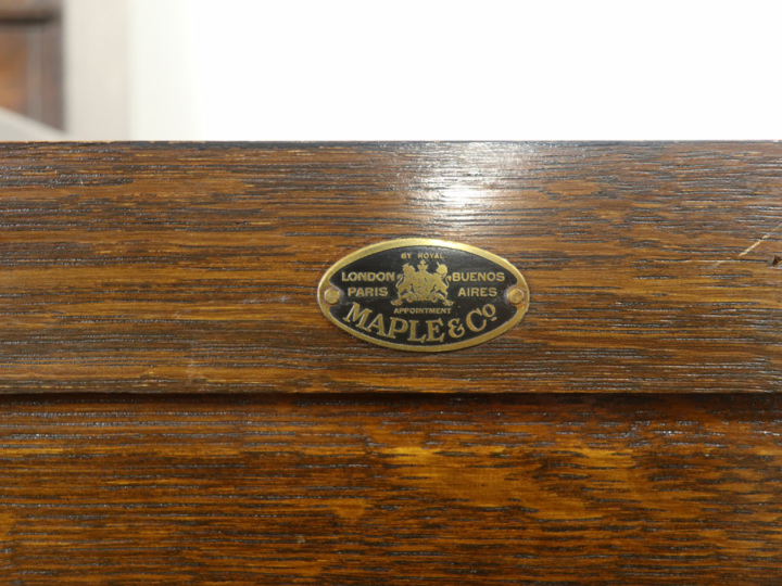 コレクターさん必見！Maple社製 カップボード 58234 アンティーク家具
