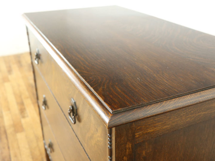 イギリスアンティーク家具らしいさりげない個性 チェスト 58356b