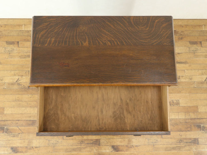 イギリスアンティーク家具らしいさりげない個性 チェスト 58356b