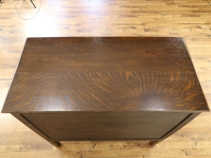 イギリスアンティーク家具らしいさりげない個性 チェスト 58356b