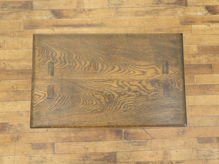 ひっそりと刻まれた模様が可愛いコーヒーテーブル 58379 アンティーク