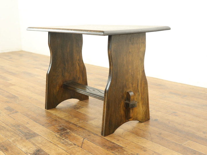 ひっそりと刻まれた模様が可愛いコーヒーテーブル 58379 アンティーク