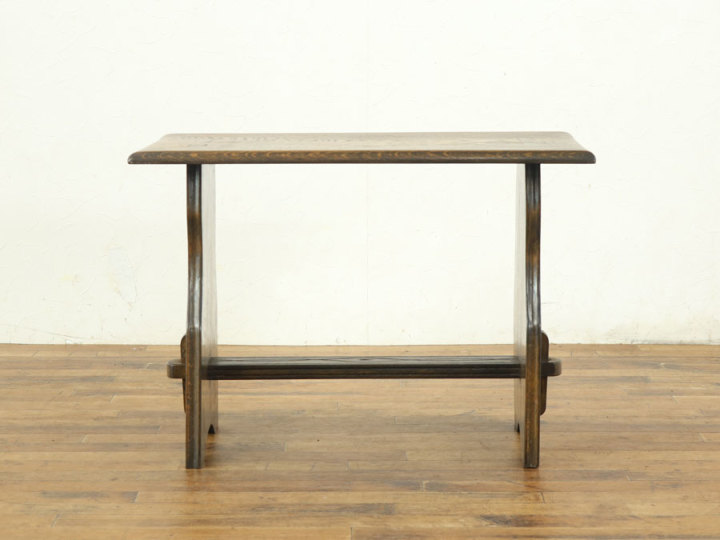 ひっそりと刻まれた模様が可愛いコーヒーテーブル 58379 アンティーク