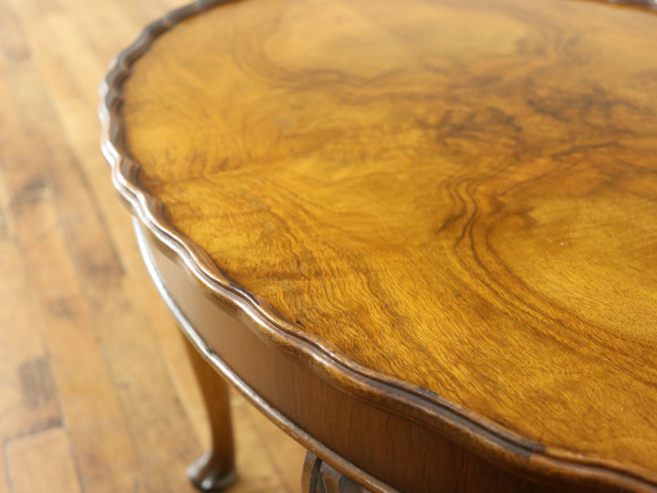 美しい杢目と美しい装飾にイギリス家具らしい上品なたたずまい