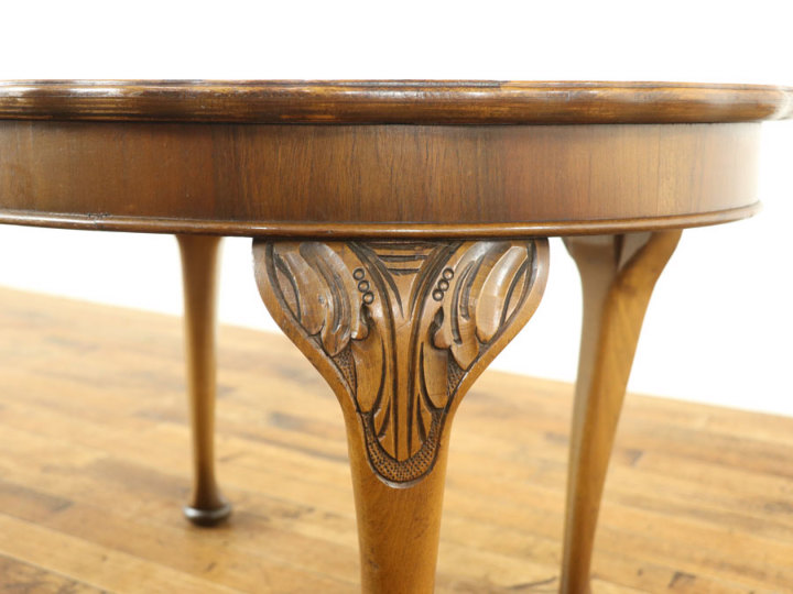 美しい杢目と美しい装飾にイギリス家具らしい上品なたたずまい