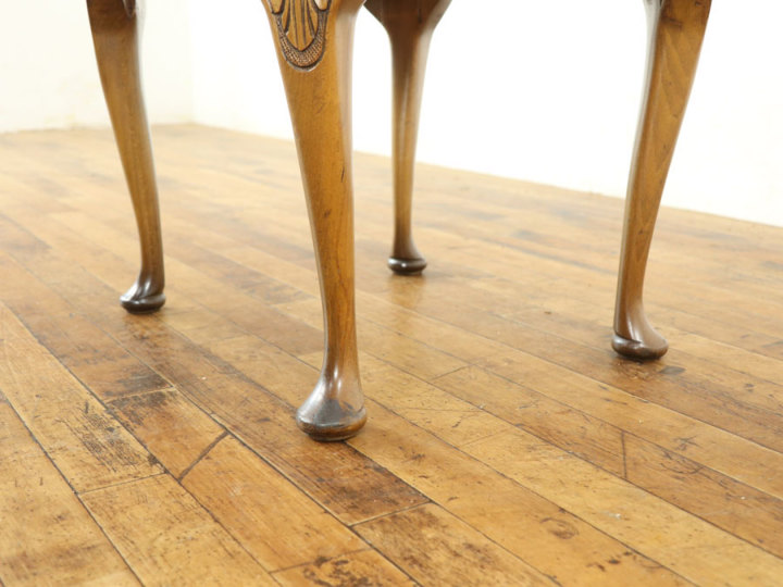 美しい杢目と美しい装飾にイギリス家具らしい上品なたたずまい