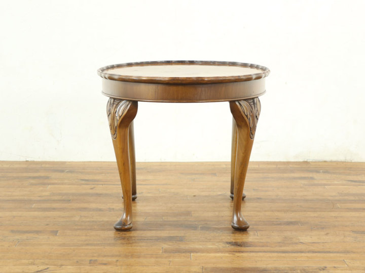 アンティーク　コーヒーテーブル 美しい杢目と美しい装飾にイギリス家具らしい上品なたたずまい