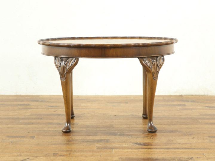 美しい杢目と美しい装飾にイギリス家具らしい上品なたたずまい