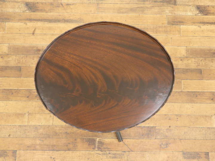 天板に立ち上がりのフチが付いたタイプのワインテーブル 58409b