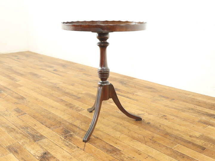 天板に立ち上がりのフチが付いたタイプのワインテーブル 58409b