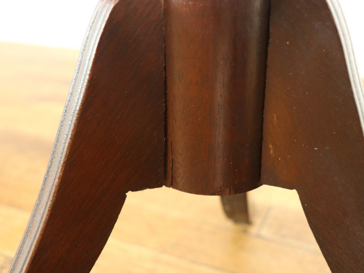 天板に立ち上がりのフチが付いたタイプのワインテーブル 58409b