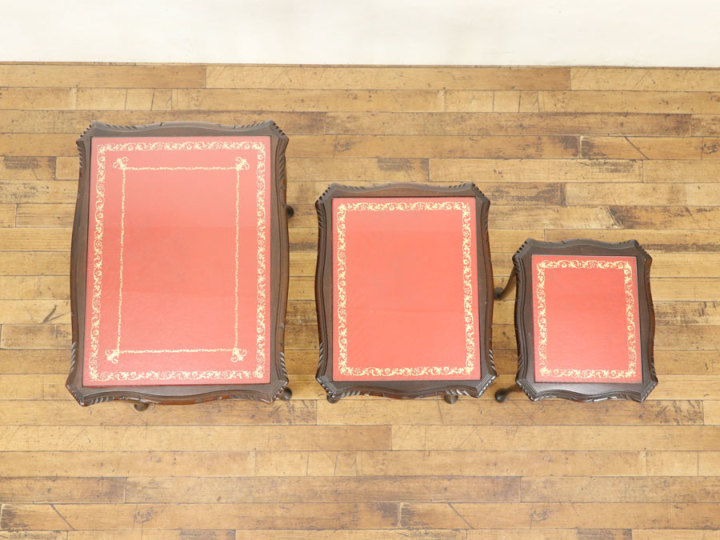 鮮やかな赤のレザーが印象的なネストテーブル 58464 アンティーク家具