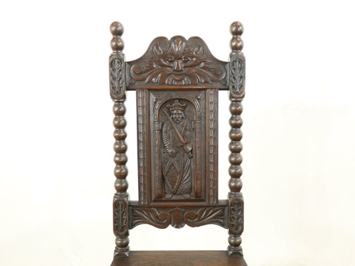 グリーンマンの彫刻、剣と盾を持つ人、 英国アンティークチェア 58465b