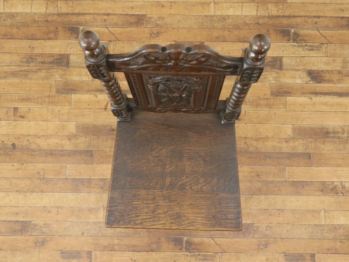 グリーンマンの彫刻、剣と盾を持つ人、 英国アンティークチェア 58465b