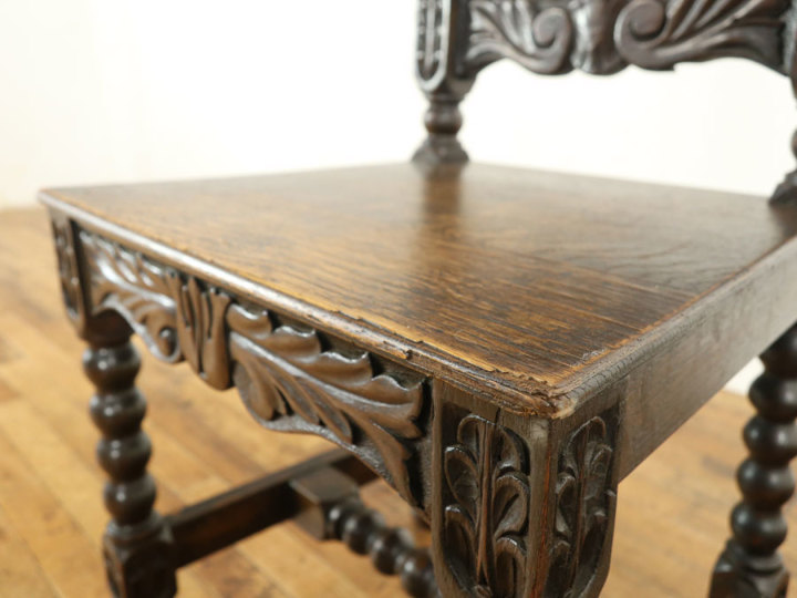 グリーンマンの彫刻、剣と盾を持つ人、 英国アンティークチェア 58465b