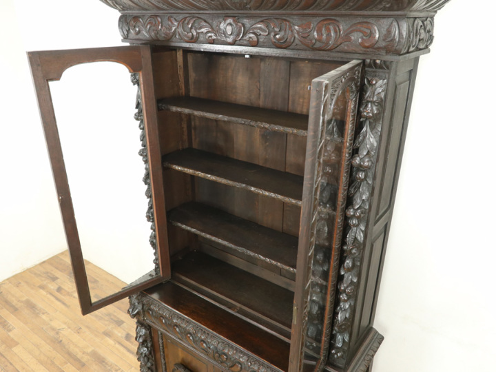 さりげないイギリスアンティーク家具らしさ 圧倒的な彫刻と存在感