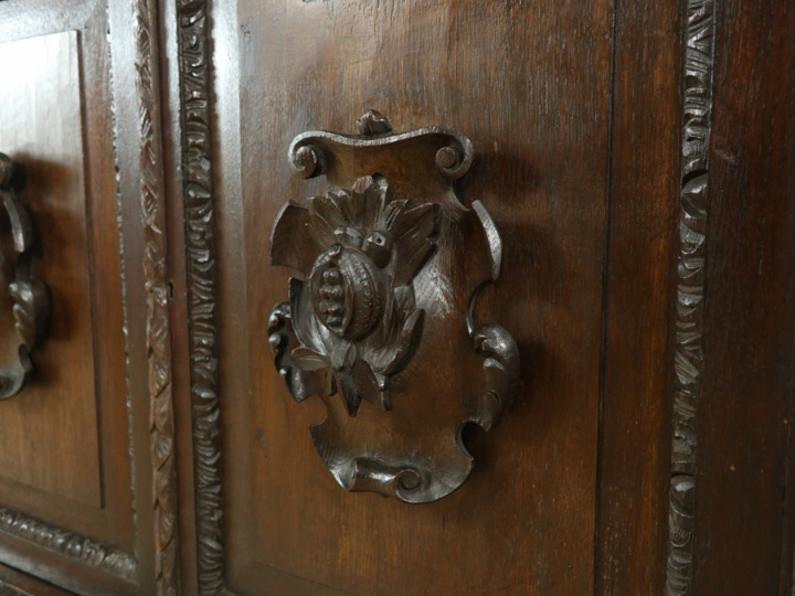 さりげないイギリスアンティーク家具らしさ 圧倒的な彫刻と存在