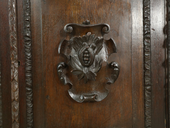 さりげないイギリスアンティーク家具らしさ 圧倒的な彫刻と存在感