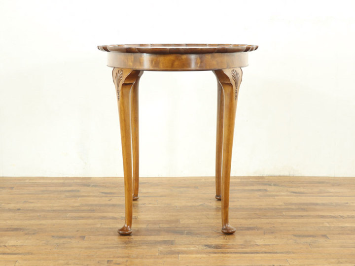 なぞりたくなるような美しい天板形状、ウォールナットサイドテーブル