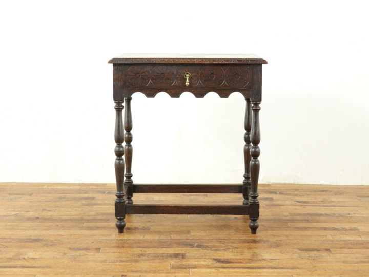 イギリスアンティーク家具らしい落ち着き 1900年頃 サイドテーブル 