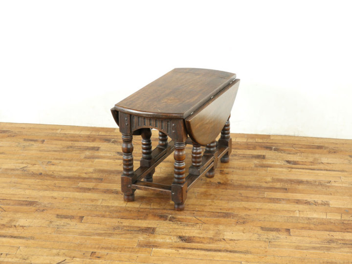 お月さんみたいな優しい丸天板のロータイプゲートレッグテーブル