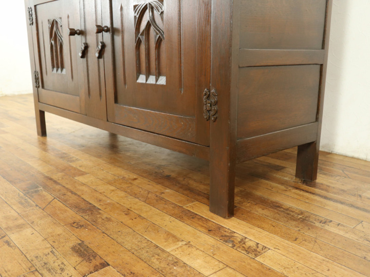 尖塔アーチの彫刻が入った カップボード 58768 アンティーク家具