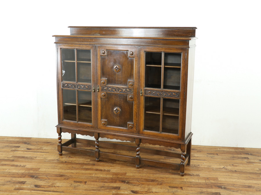 イギリスアンティーク家具らしいかっこよさ 3枚扉 ブックケース 58872