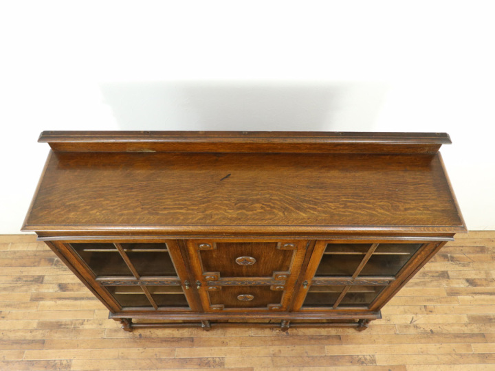 イギリス アンティーク ブックケース イギリスアンティーク家具らしいかっこよさ 3枚扉 ブックケース 58872