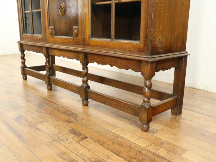 イギリス アンティーク ブックケース イギリスアンティーク家具らしいかっこよさ 3枚扉 ブックケース 58872