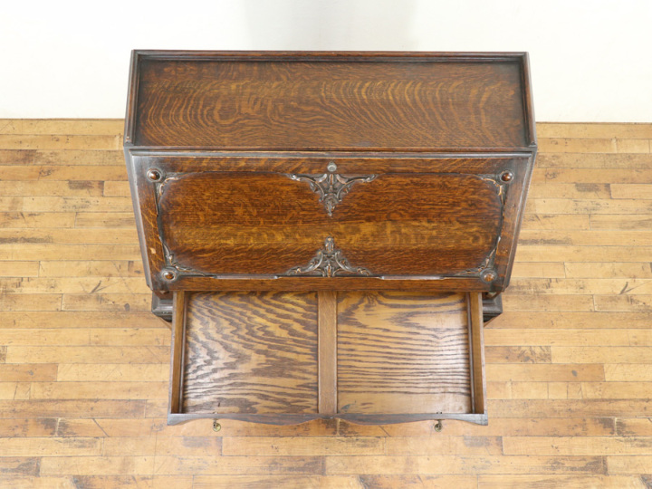 美しい曲線を描くストレッチャー、憧れが詰まったイギリスアンティーク