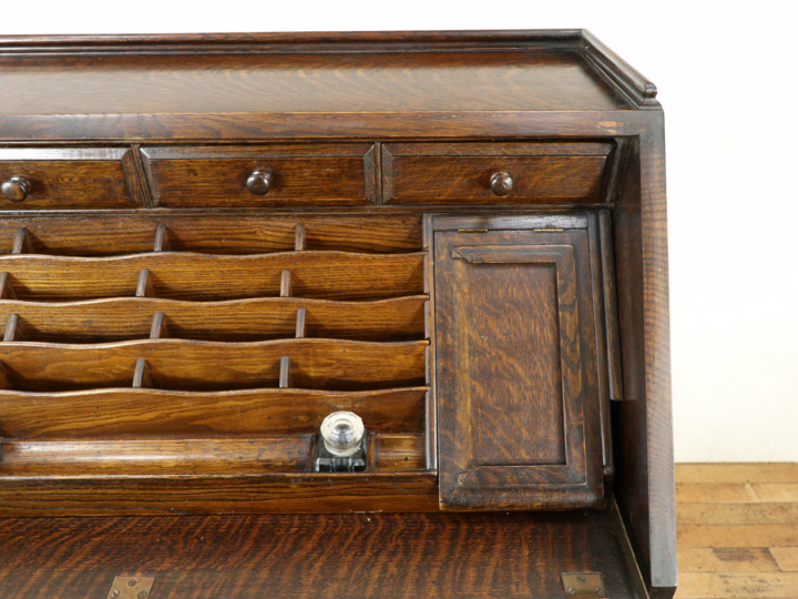 美しい曲線を描くストレッチャー、憧れが詰まったイギリスアンティーク